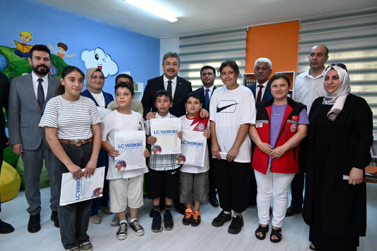 Vali Yılmaz, Sumbas’ın Mehmetli Beldesinde Bursluluk Sınavında Başarı Gösteren ve Çok Kitap Okuyan Öğrencilere Ödül Verdi