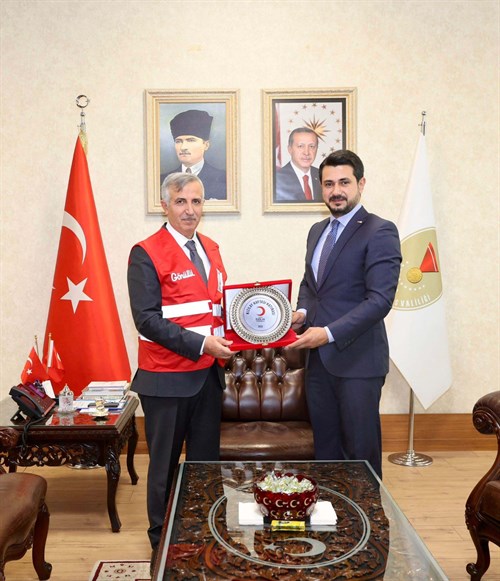 Vali Ünlüer, Kızılay Heyetini Misafir Etti