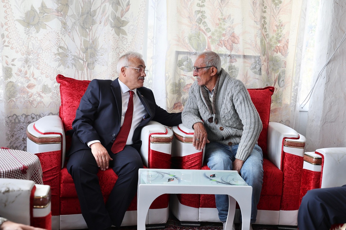 Vali Mehmet Ali Kumbuzoğlu Şehit Özkan Özkanlı’nın dedesini ziyaret etti