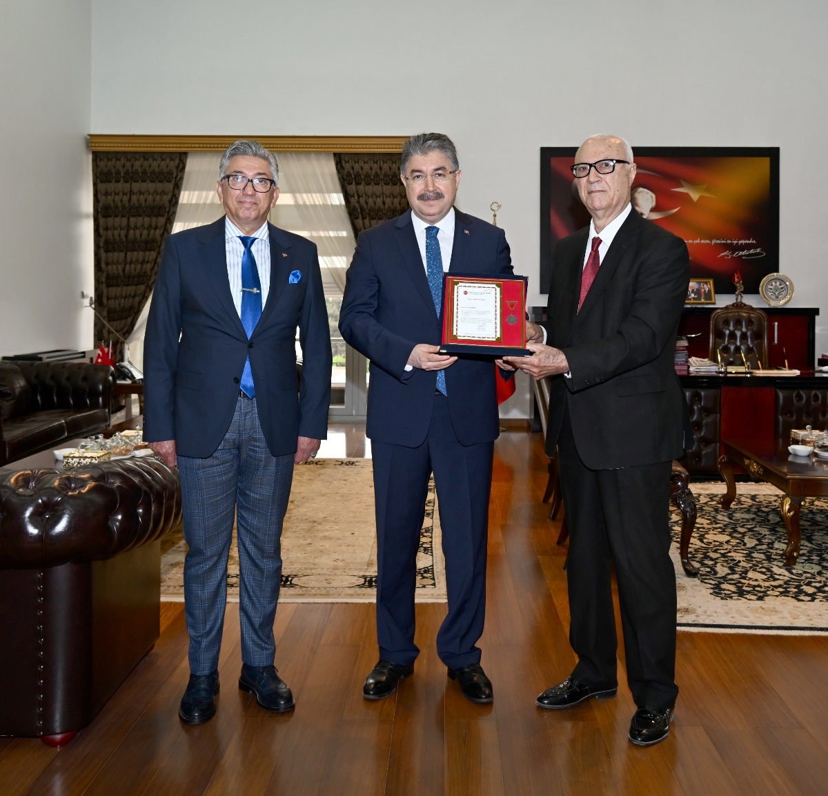 Kitabının Gelirini Türk Silahlı Kuvvetlerini Güçlendirme Vakfına Bağışlayan Mansur Işıkbol'a Bronz Madalya ve Berat Belgesi Verildi