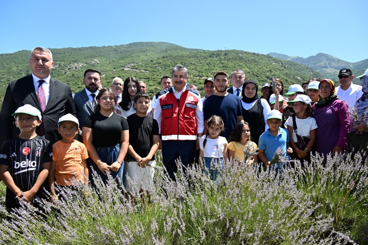 Vali Yılmaz, Düziçi İlçemizin Çitli Köyünde Çocuklarımızla Birlikte Lavanta Hasadı Yaptı