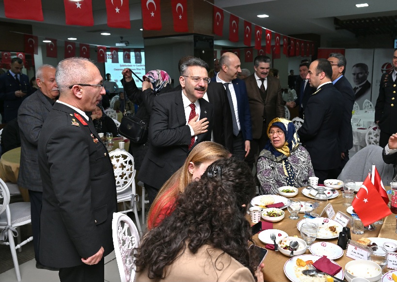 Valimiz Sn.Hüseyin Aksoy ve eşi Hülya Aksoy Hanımefendi, 18 Mart Şehitleri Anma Günü'nde Şehit Aileleri ve Gazilerle İftar Programında Bir Araya Geldi