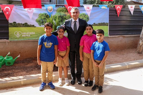 VALİMİZ SAYIN ATİLLA TOROS, İLKÖĞRETİM HAFTASI KUTLAMA PROGRAMINA KATILARAK ÖĞRETMEN VE ÖĞRENCİLERLE BİR ARAYA GELDİ, OKULUN İLK ZİLİNİ ÇALDI
