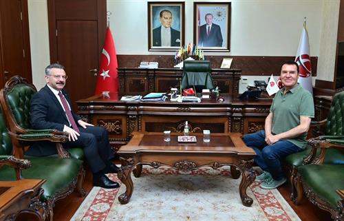 Eskişehirli ses sanatçısı Valimiz Sayın Hüseyin Aksoy'u makamında ziyaret etti.