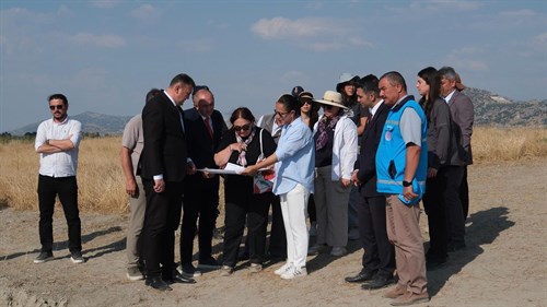 VALİ TÜLAY BAYDAR BİLGİHAN HACILAR HÖYÜK KAZI ALANINDA İNCELEMELERDE BULUNDU