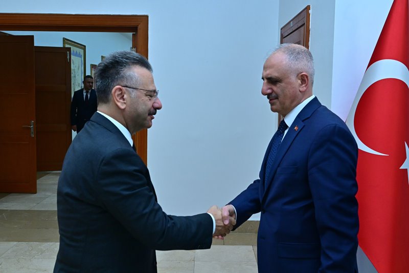 Şehidimizin cenazesine katılmak üzere Eskişehir’e gelen Hazine ve Maliye Bakan Yardımcısı Sn. Osman Çelik Valimiz Sn.Hüseyin Aksoy'u ziyaret etti.