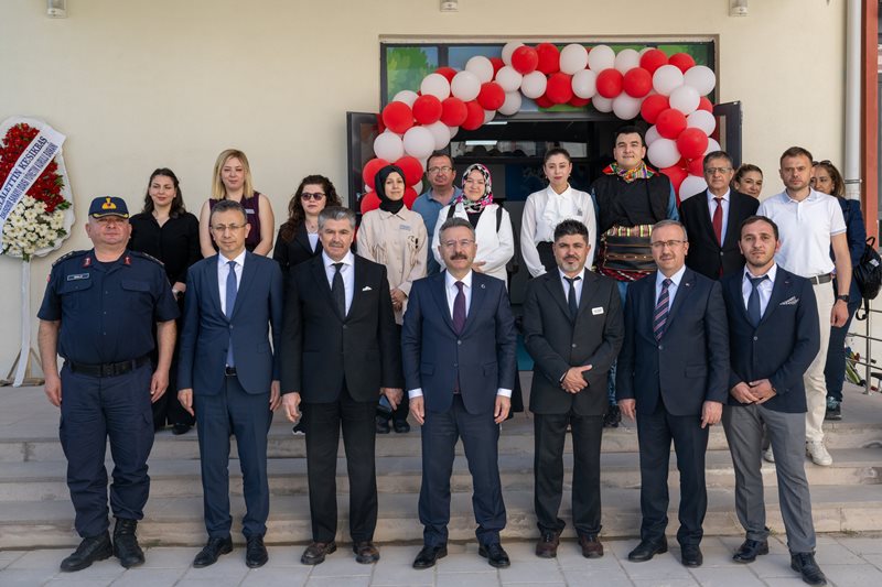 Zübeyde Hanım Anaokulu'nun açılışını gerçekleştiren Valimiz Sayın Hüseyin Aksoy, tören sonrası okul öğretmenleriyle bir araya geldi.