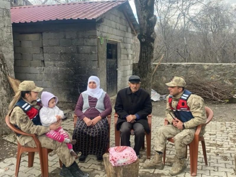 Bitlis’te Jandarma Personeli, Yaşlıları Ziyaret Ederek Haftalarını Kutladı