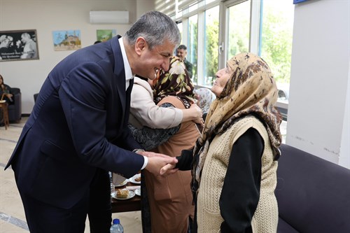 Valimiz Sayın Mustafa Yavuz ve Eşi Süreyya Yavuz Hanımefendi’den Anneler Gününde Anlamlı Ziyaret