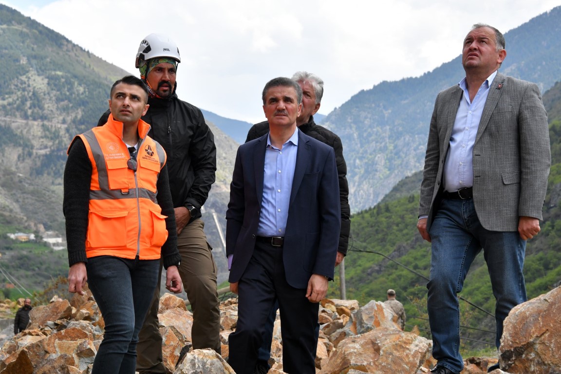 Valimiz Aydın Baruş Torul-Kürtün karayolunda yürütülen çalışmaları yerinde inceledi