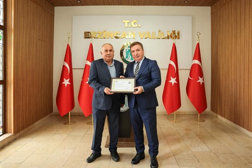 Sayın Valimizden Konuksever Muhtara Takdirname