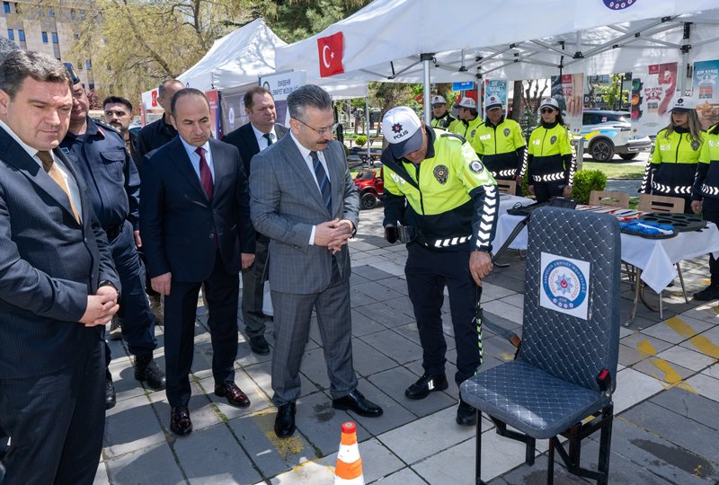 Valimiz Sayın Hüseyin Aksoy, “Trafik Haftası” kapsamında trafik görevlilerinin stantlarını ziyaret etti.