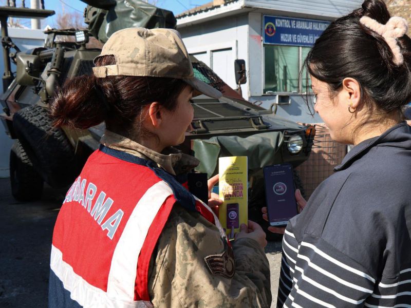 Jandarma Vatandaşları KADES Uygulaması Hakkında Bilgilendirdi