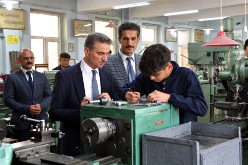 Valimiz Aydın Baruş Gümüşhane Mesleki ve Teknik Anadolu Lisesi’ni Ziyaret Etti