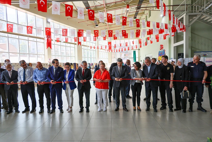 Valimiz Dr. Turan Ergün ve Hülya Ergün Hanımefendi, 2024–2025 Eğitim-Öğretim Yılı Yıl Sonu Sergisi’nin Açılışını Gerçekleştirdi