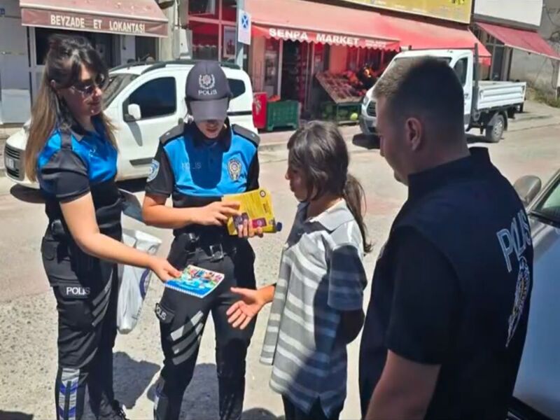 Ardahan İl Emniyet Müdürlüğü Toplum Destekli Polislik Şube Müdürlüğü Ekipleri KADES, Düğün ve Yas Bir Arada Olmasın ve Güvenli İletişim İçin Sahada