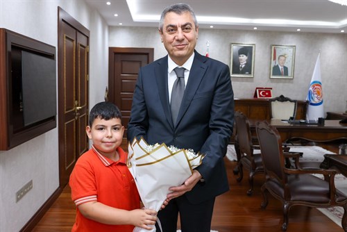 VALİMİZ SAYIN ATİLLA TOROS, 2025-2026 EĞİTİM ÖĞRETİM YILI İLKÖĞRETİM HAFTASI VESİLESİYLE İLKOKUL ÖĞRENCİLERİNİ KABUL ETTİ