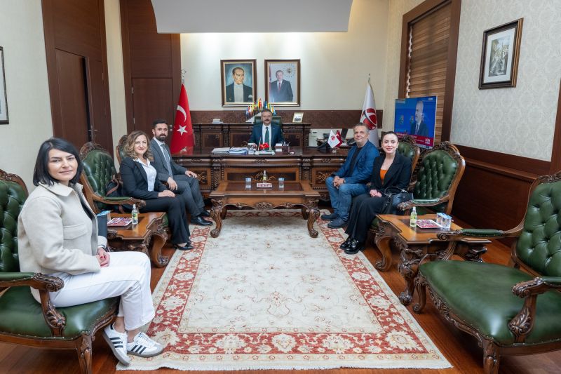 Valimiz Sayın Hüseyin Aksoy, Türk Eczacılar Birliği 9. Bölge Eskişehir Eczacı Odası Başkanı Mustafa Çelik ve beraberindekileri makamında kabul etti