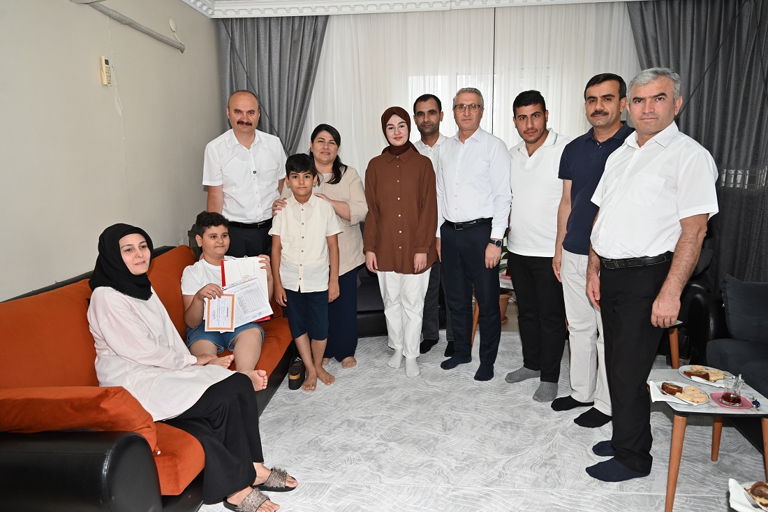 Okula Gidemeyen Başarılı Öğrencinin Karnesini Valimiz Evinde Verdi