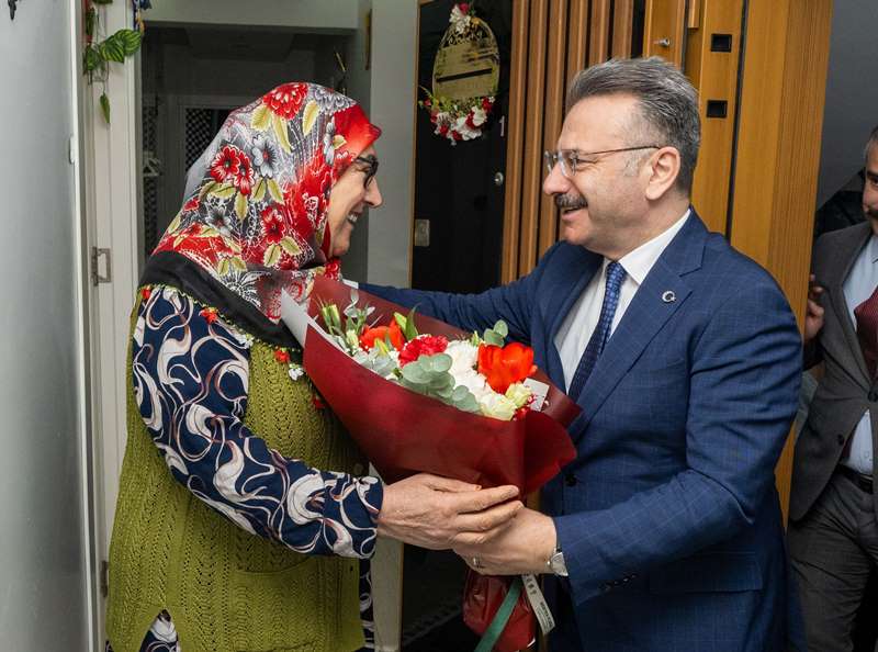 Valimiz Sayın Hüseyin Aksoy, 8 Mart Dünya Kadınlar Günü Dolayısıyla Şehit Jandarma Uzman Çavuş Mevlüt Kahveci'nin annesi Ayşe Güler'i Ziyaret Etti.