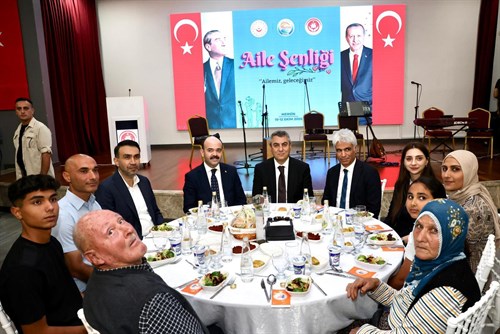 VALİMİZ SAYIN ATİLLA TOROS İLE AİLE VE SOSYAL HİZ. BAKAN YARD. ADİL ÇALIŞKAN, SOSYAL YARD. VAKFININ DÜZENLEDİĞİ AİLE ŞENLİKLERİ PROGRAMINA KATILDI