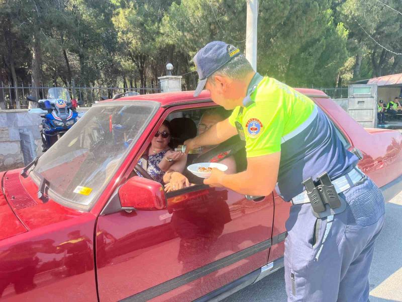 Jandarma Ekiplerinden Bayramda Şeker İkramı ve Trafik Denetimi Gerçekleştirildi