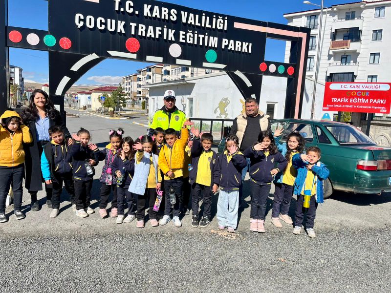Kars Emniyet Müdürlüğü Tarafından Öğrencilere Temel Trafik Eğitimi ve Bilgilendirme Faaliyetleri Gerçekleştirildi