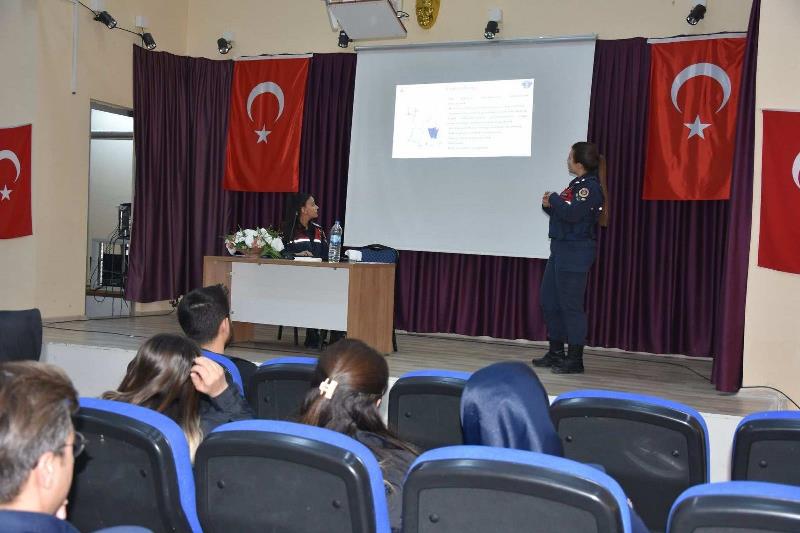 Jandarma’dan Mevlana Ortaokulu’ndaki Özel Eğitim Öğrencilerine Eğlenceli Ziyaret