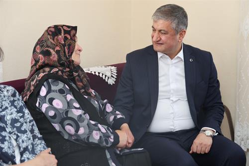 Valimiz Sayın Mustafa Yavuz ve Eşi Süreyya Yavuz Hanımefendi, 15 Temmuz Şehidimiz Barış Efe’nin Ailesini Ziyaret Etti.
