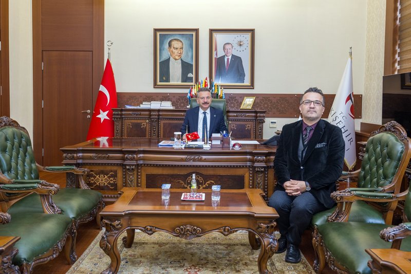 Bilecik Şeyh Edebali Üniversitesi Kamu İç Denetçisi Berke Ersin Avcı Valimiz Sayın Hüseyin Aksoy'u ziyaret etti.