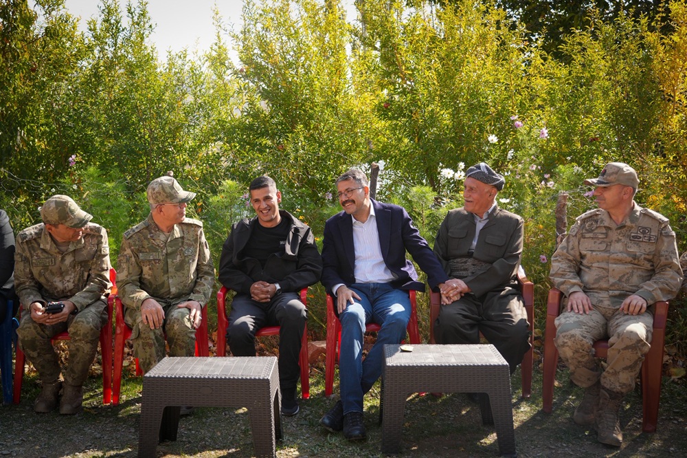 Vali Çelik, 2. Ordu Komutanı Zorlu Topaloğlu ile Derecik Ulaşan Köyü’nde Vatandaşlarımızı Ziyaret Etti