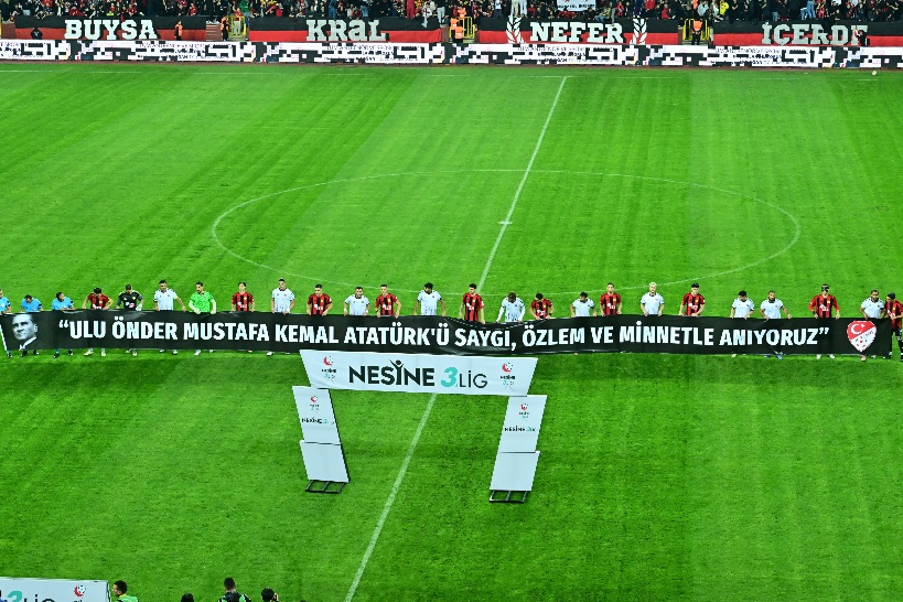 Valimiz Sayın Hüseyin Aksoy, Eskişehirspor’un Söke 1970 SK ile karşılaştığı maçı tribünden takip ediyor.