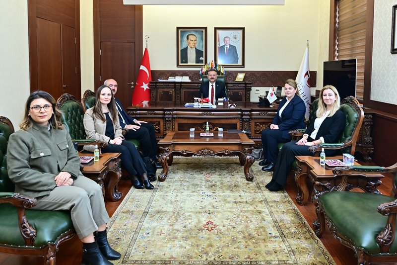 Mihalıççık Belediye Başkanı ve Maden Mühendisi Haydar Çorum ve beraberindekiler Valimiz Sayın Hüseyin Aksoy’u ziyaret etti.