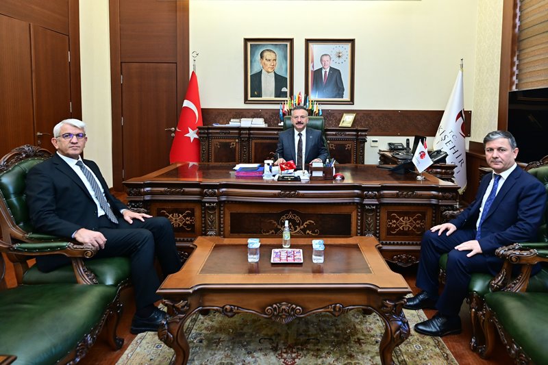 Uludağ Gümrük ve Dış Ticaret Bölge Müdürü Mehmet Tuncay Bayraktar Valimiz Sayın Hüseyin Aksoy’u ziyaret etti.