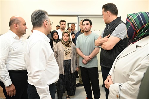 Valimiz Sayın Hüseyin Aksoy, ve Protokol Üyelerinden Yangında Etkilenen İşçilere Ziyaret etti.