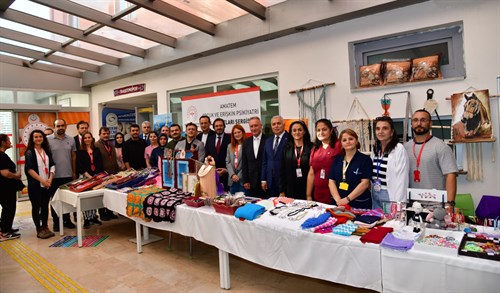 Vali Aziz Yıldırım AMATEM El Sanatları Sergisini Ziyaret Etti 