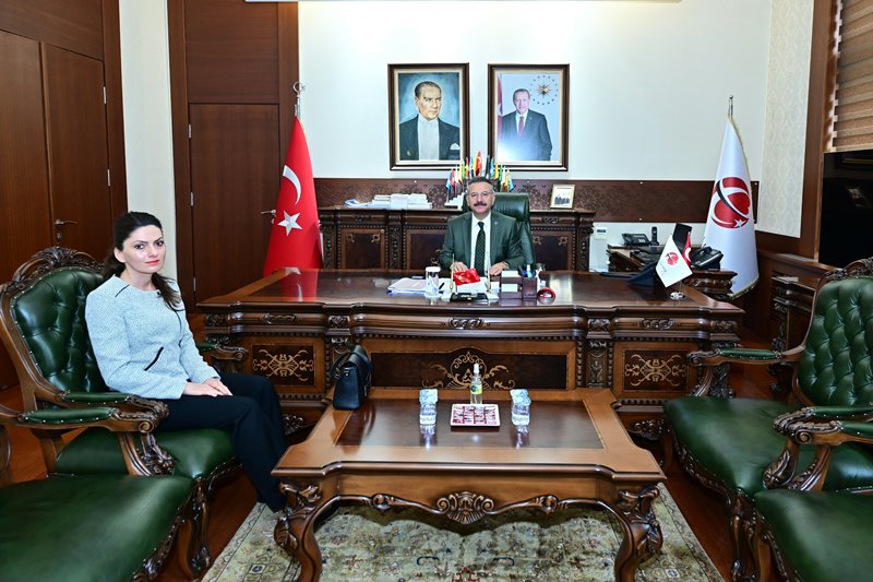 Ankara Sağlık Bilimleri Üniversitesi Diş Hekimliği Fakültesi Öğretim Üyesi Dr. Canan Uzun Valimiz Sayın Hüseyin Aksoy'u ziyaret etti.