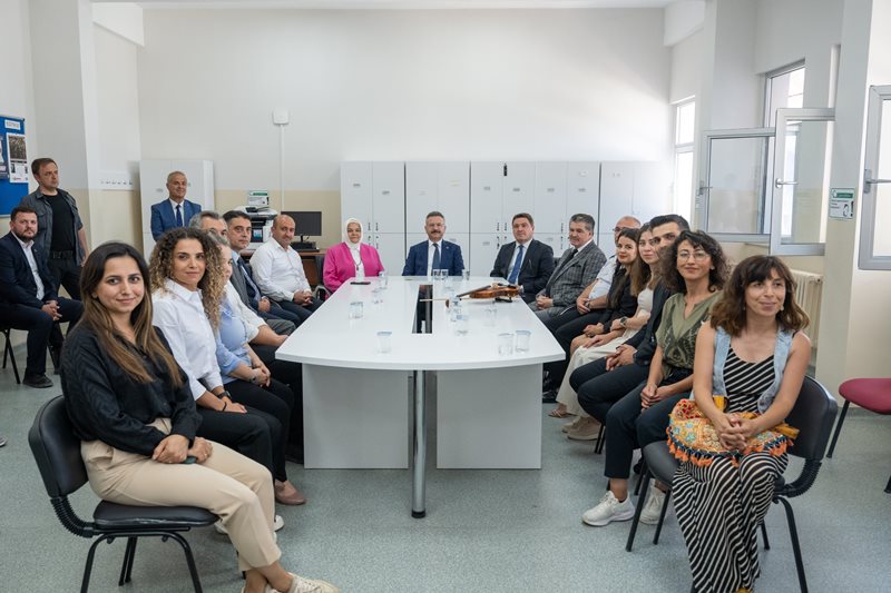 Valimiz Sayın Hüseyin Aksoy, Sabri Kılıçoğlu Ortaokulu öğretmenleriyle bir araya geldi.