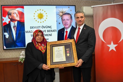 Gümüşhane’de şehit annesine Devlet Övünç Madalyası ve Beratı takdim edildi