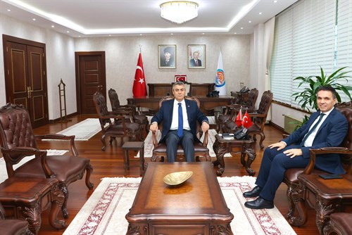 VALİMİZ SAYIN ATİLLA TOROS, KUZEY KIBRIS TÜRK CUMHURİYETİ MERSİN BAŞKONSOLOSU OLARAK ATANAN VE İLİMİZDE GÖREVE BAŞLAYAN EREK ÇAĞATAY İLE GÖRÜŞTÜ