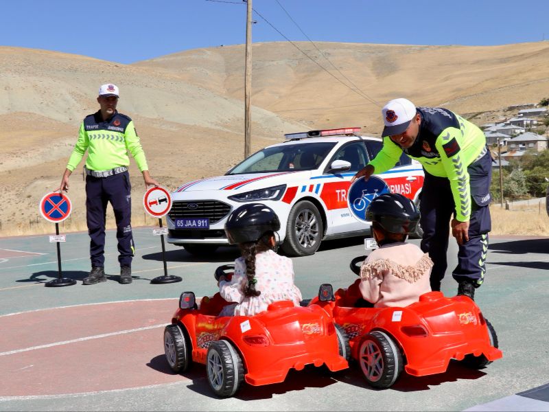 Van İl Jandarma Komutanlığı'ndan Öğrencilere Uygulamalı Trafik Güvenliği Eğitimi Verildi
