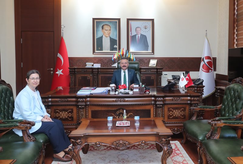 İller Bankası Eskişehir Bölge Müdürü Meral Emel, Valimiz Sayın Hüseyin Aksoy'u ziyaret etti.