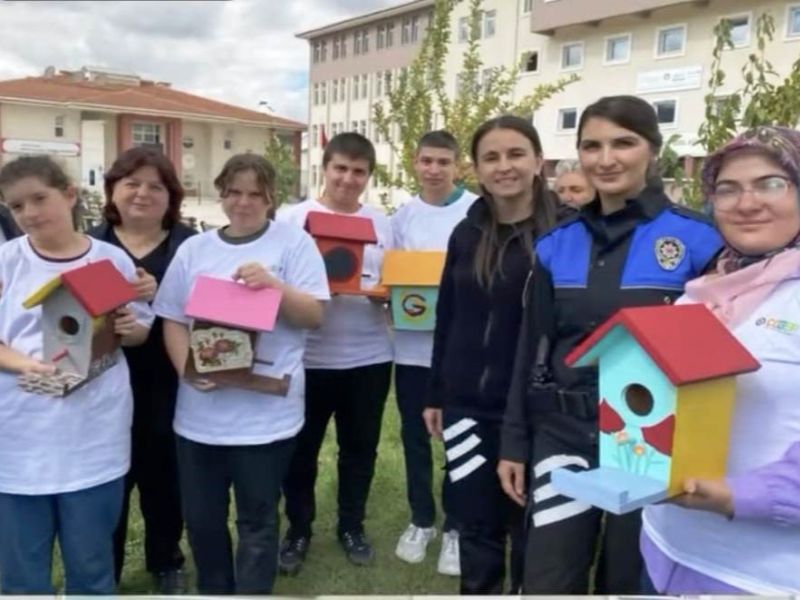 Kütahya Emniyetinden Özel Öğrencilere Yönelik Ahşap Kuş Evleri Boyama Etkinliği Gerçekleştirildi