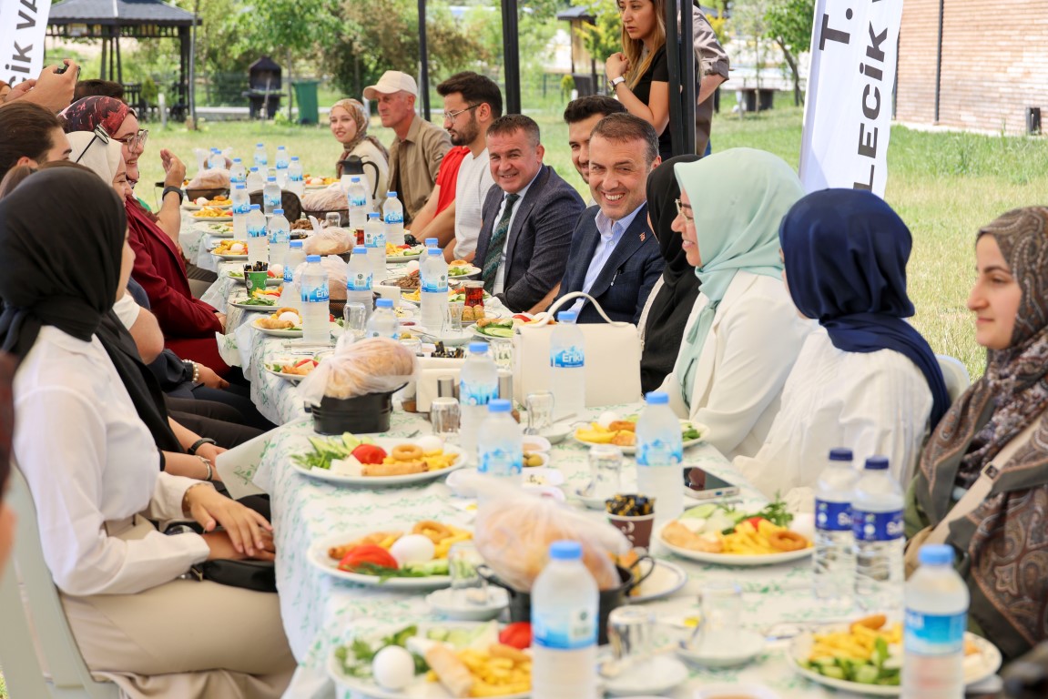 VALİ FAİK OKTAY SÖZER, BAYRAM SABAHINDA ÜNİVERSİTE ÖĞRENCİLERİYLE BİR ARAYA GELDİ