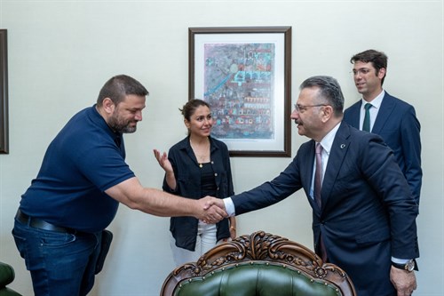 İşitme Engelliler Birliktelik Derneği Başkanı Dr. Burak Uyanık ve beraberindekiler Valimiz Sayın Hüseyin Aksoy'u ziyaret etti.