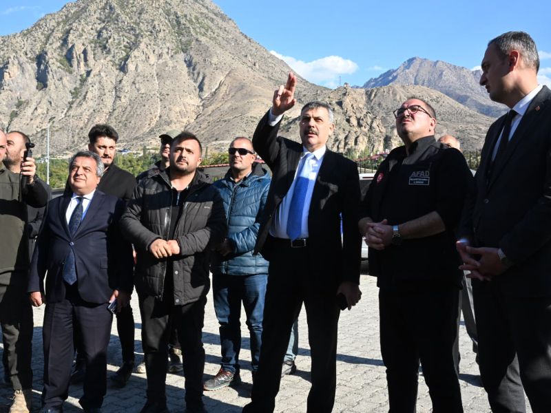 Vali Çiftçi, Uzundere’deki Dere Islah Çalışmalarını İnceledi