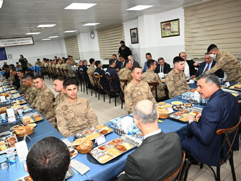 Vali Mustafa Çiftçi, Mehmetçiklerle İftar Yaptı