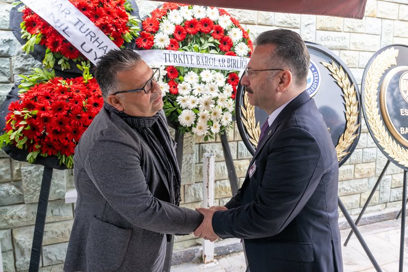 Valimiz Sayın Hüseyin Aksoy, Eskişehir Baro Başkanı Av. Barış Günaydın'ın vefat eden babası Cemil Günaydın'ın cenaze namazına katıldı.