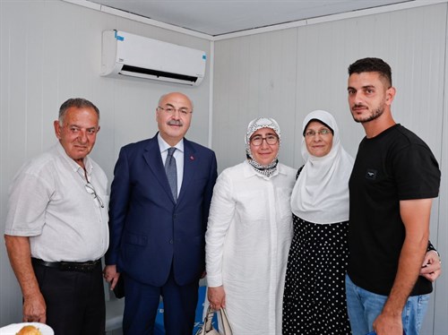 Vali Yavuz Selim Köşger Ve Eşi Hanımefendi Fatma Köşger Gazze'den Gelen Filistinli Aileleri Ziyaret Etti