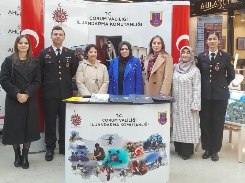 Jandarma Ekiplerinden 8 Mart’ta Kadına Şiddetle Mücadele Bilgilendirmesi Gerçekleştirildi